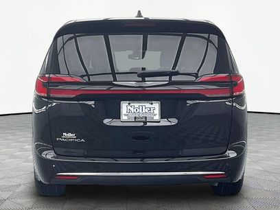 Used 2025 Chrysler Pacifica Select