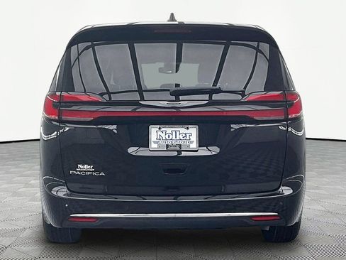 Used 2025 Chrysler Pacifica Select FWD image 4