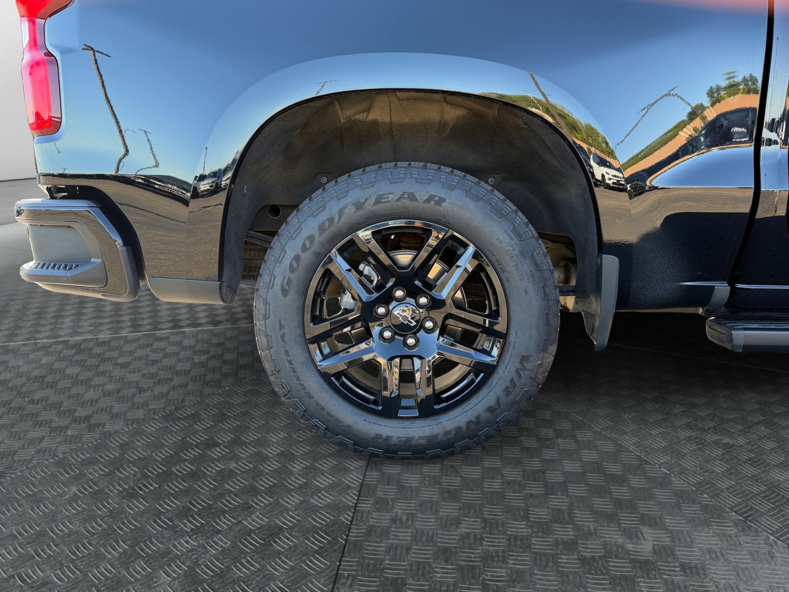 Used 2025 Chevrolet Silverado 1500 High Country w/ Midnight Edition AWD/4WD image 16