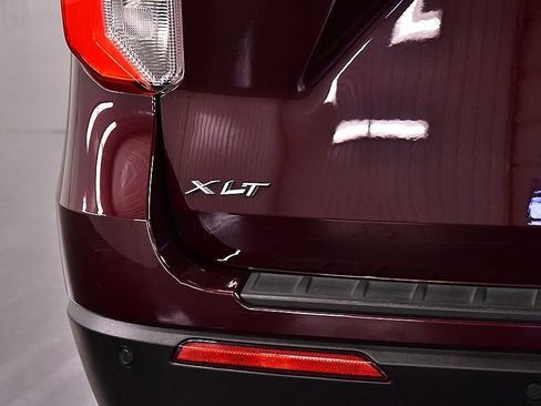 Used 2022 Ford Explorer XLT image 11