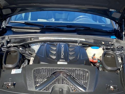 Used 2018 Porsche Macan S image 16