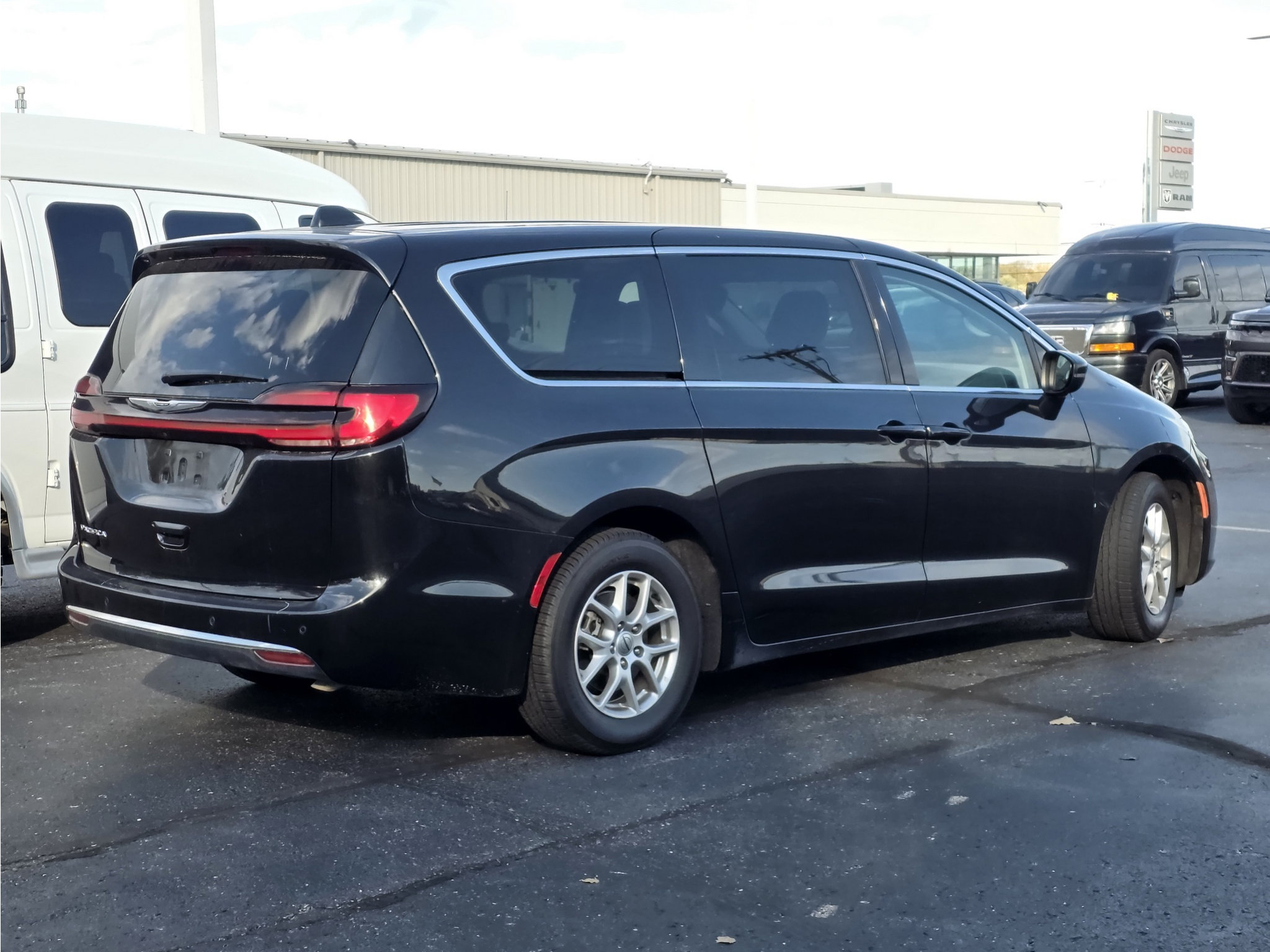 Used 2023 Chrysler Pacifica Touring-L FWD image 2