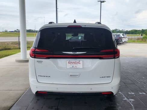 Used 2023 Chrysler Pacifica Limited FWD image 9