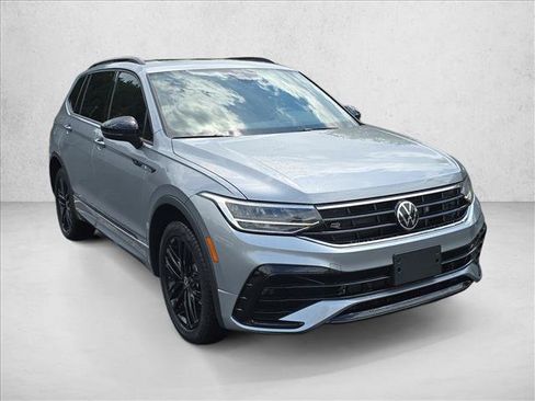 Used 2022 Volkswagen Tiguan SE R-Line FWD image 3