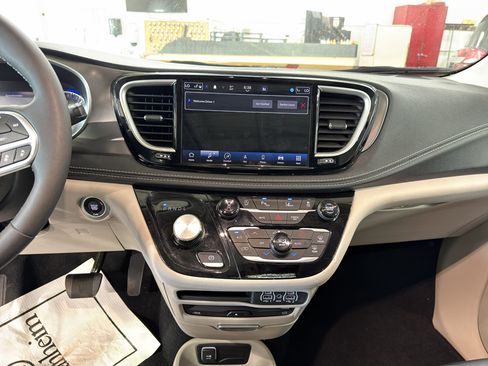 Used 2024 Chrysler Pacifica Touring-L w/ Uconnect Theater Family Group FWD image 7