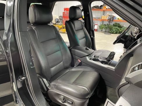 Used 2014 Ford Explorer XLT w/ Equipment Group 202A AWD/4WD image 25