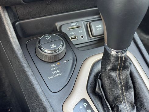 Used 2014 Jeep Cherokee Limited image 12