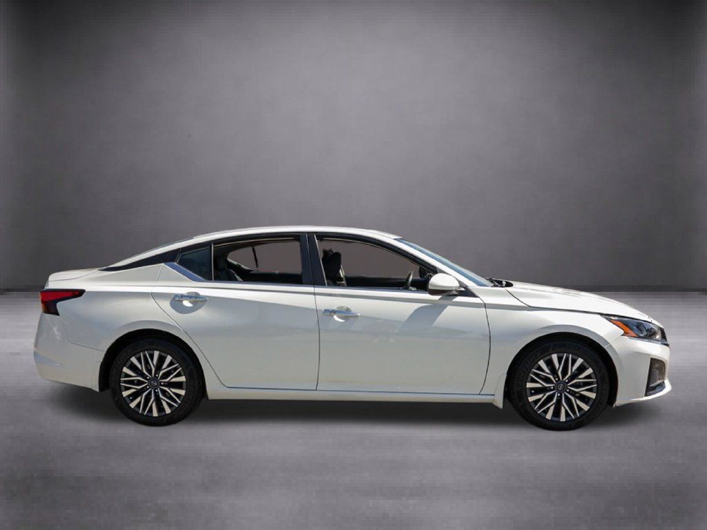 Used 2023 Nissan Altima 2.5 SV w/ SV Premium Package FWD image 3