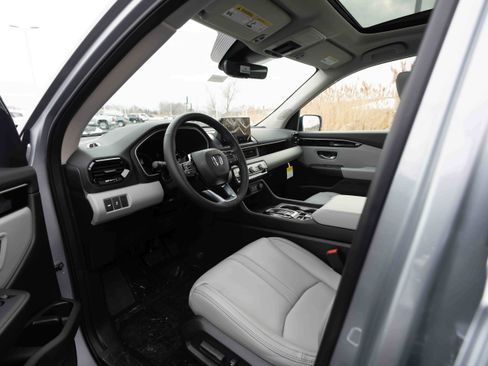 New 2025 Honda Pilot Touring image 8