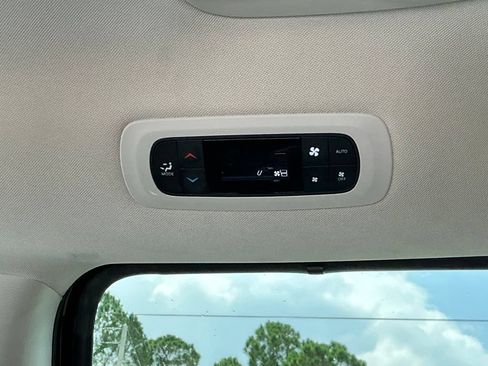 Used 2023 Chrysler Pacifica Touring-L FWD image 28