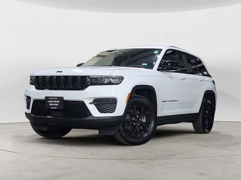 Used 2025 Jeep Grand Cherokee Altitude RWD image 1
