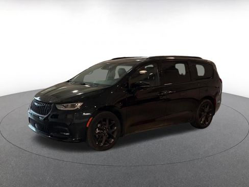 Used 2025 Chrysler Pacifica Limited image 8