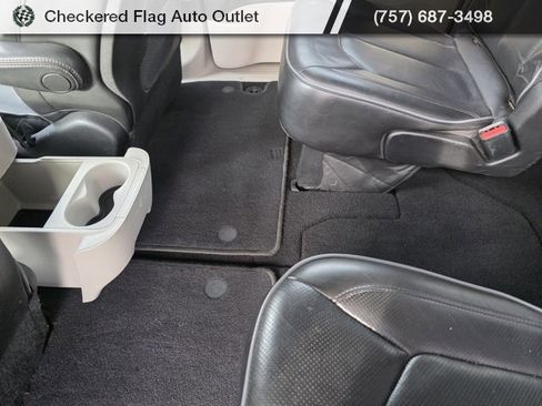 Used 2018 Chrysler Pacifica Limited image 40