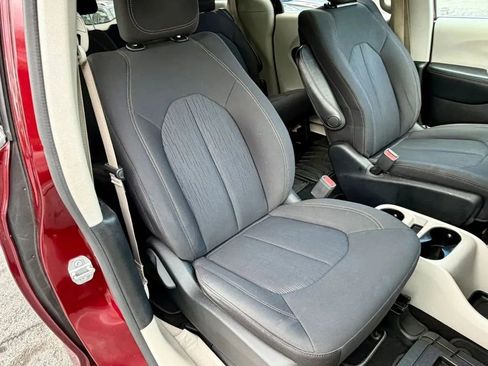 Used 2017 Chrysler Pacifica Touring FWD image 18