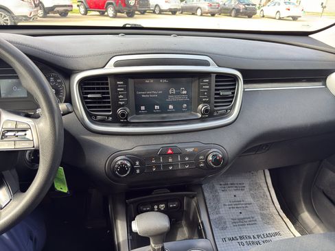 Used 2020 Kia Sorento LX FWD image 14