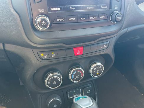 Used 2016 Jeep Renegade Latitude image 10