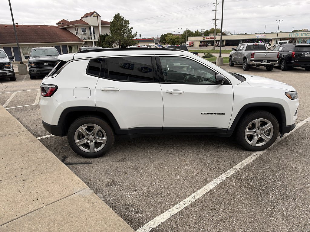 Used 2024 Jeep Compass Latitude AWD/4WD image 6