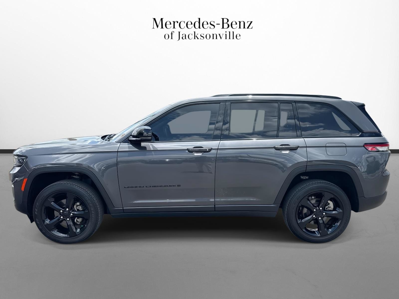 Used 2024 Jeep Grand Cherokee Altitude RWD image 6