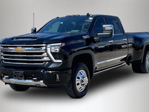 Used 2024 Chevrolet Silverado 3500 High Country w/ Technology Package AWD/4WD image 2