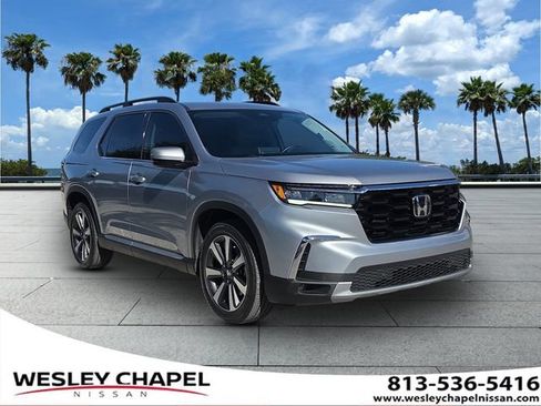 Used 2025 Honda Pilot Touring image 1