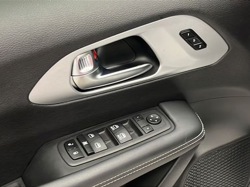 Used 2024 Chrysler Pacifica Limited FWD image 21