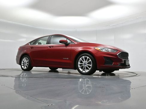 Certified 2019 Ford Fusion SE image 4