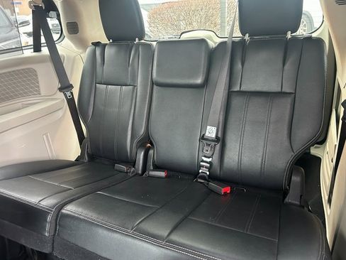 Used 2014 Chrysler Town & Country Touring-L w/ Driver Convenience Group image 22