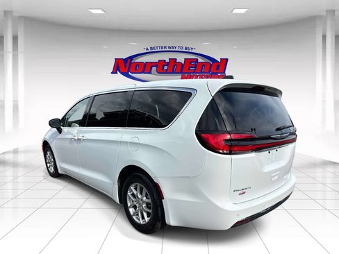 Used 2023 Chrysler Pacifica Touring-L FWD image 5