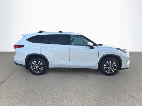 Used 2022 Toyota Highlander XLE image 2