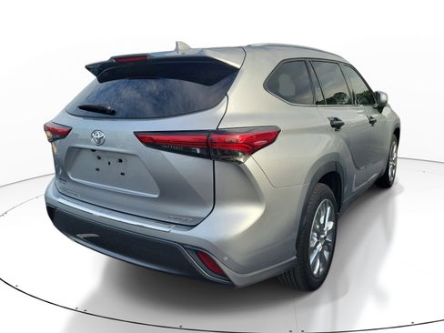 Used 2023 Toyota Highlander Limited FWD image 6