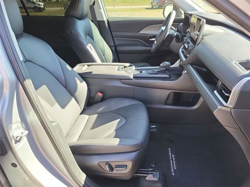 Used 2024 Toyota Grand Highlander XLE image 25