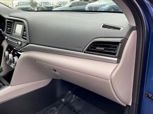 Used 2019 Hyundai Elantra SE image 19