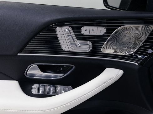 Used 2025 Mercedes-Benz GLE 450e 4MATIC w/ AMG Line Interior image 6