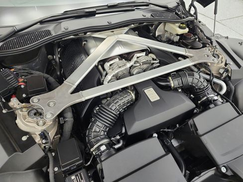 Used 2021 Aston Martin V8 Vantage Coupe RWD image 21