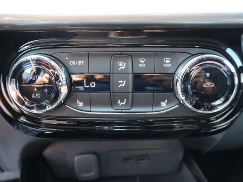 New 2026 Chevrolet Trax LT w/ LT Convenience Package FWD image 17