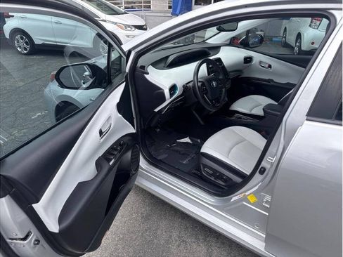 Used 2019 Toyota Prius XLE w/ Carpet Mat Package FWD image 6