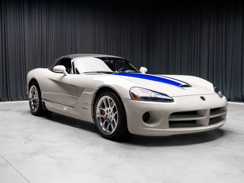 Used 2005 Dodge Viper SRT-10 RWD image 2