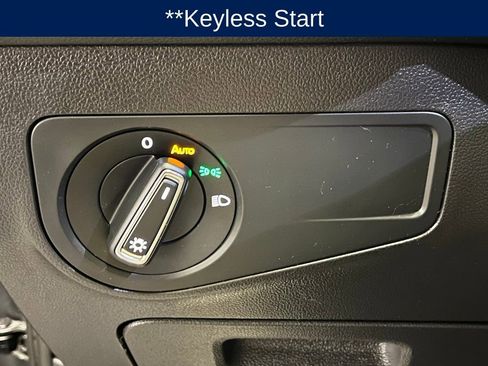 Used 2023 Volkswagen Tiguan SE w/ Panoramic Sunroof Package image 17