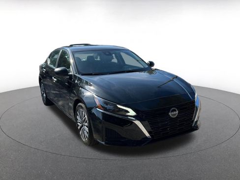 Used 2025 Nissan Altima 2.5 SV image 1