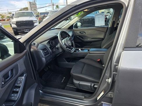 Used 2023 Nissan Rogue S image 9