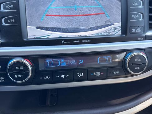 Used 2017 Toyota Highlander SE image 10