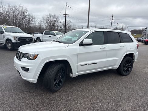 Used 2020 Jeep Grand Cherokee Altitude image 3