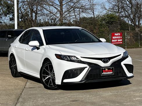 Used 2023 Toyota Camry SE image 2