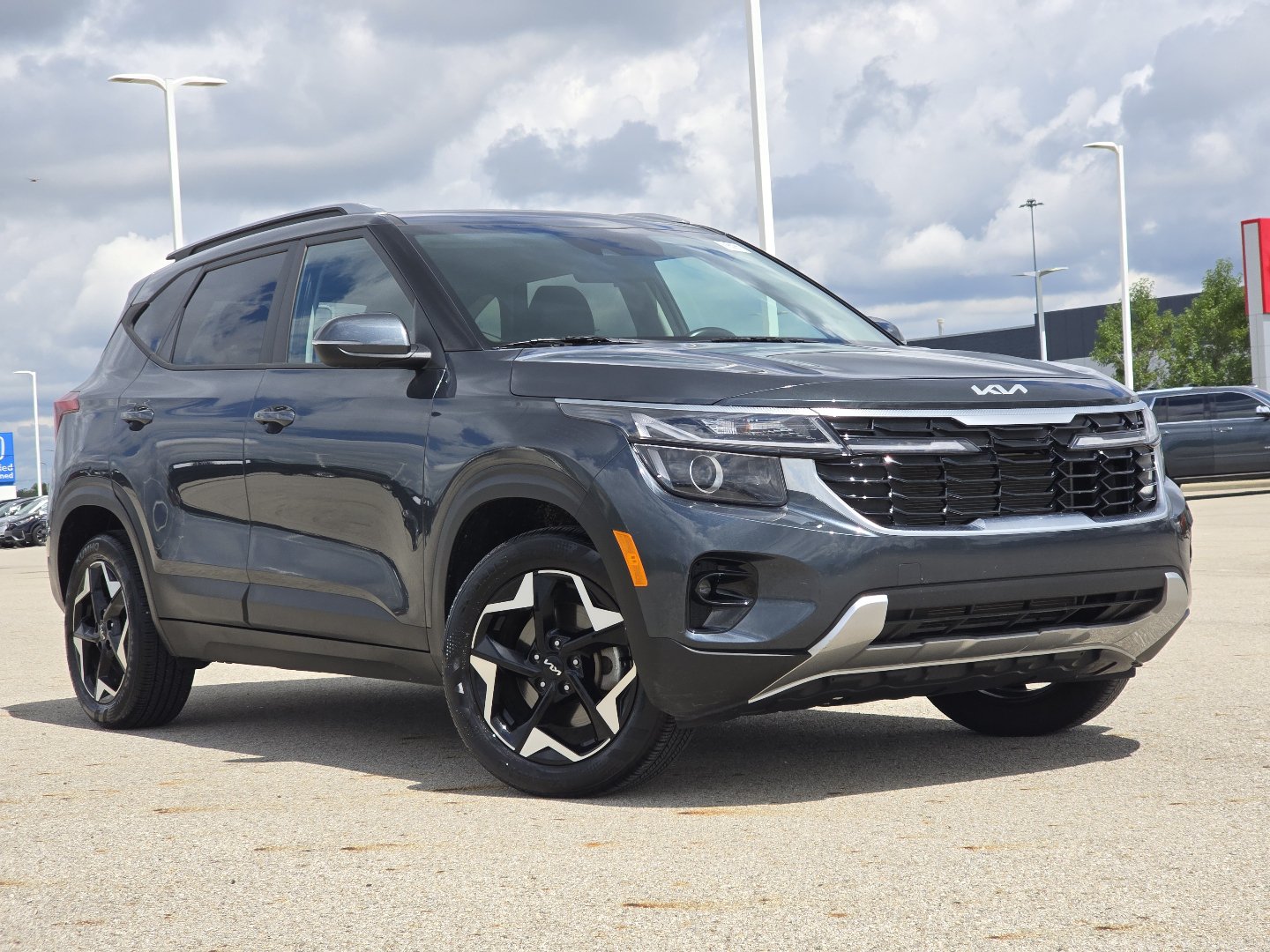 Used 2025 Kia Seltos S AWD/4WD image 2