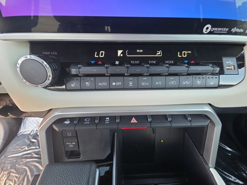 Used 2024 Toyota Sequoia Capstone AWD/4WD image 23