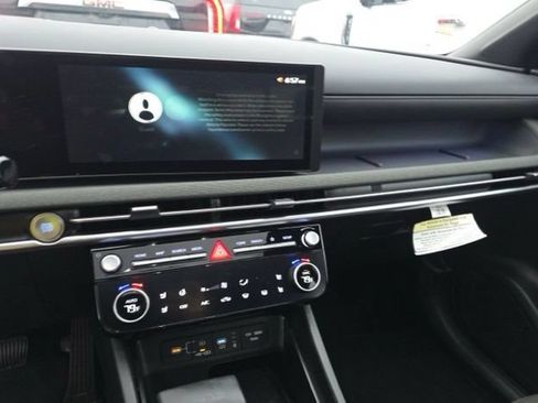 Used 2025 Hyundai Santa Cruz Limited AWD/4WD image 16