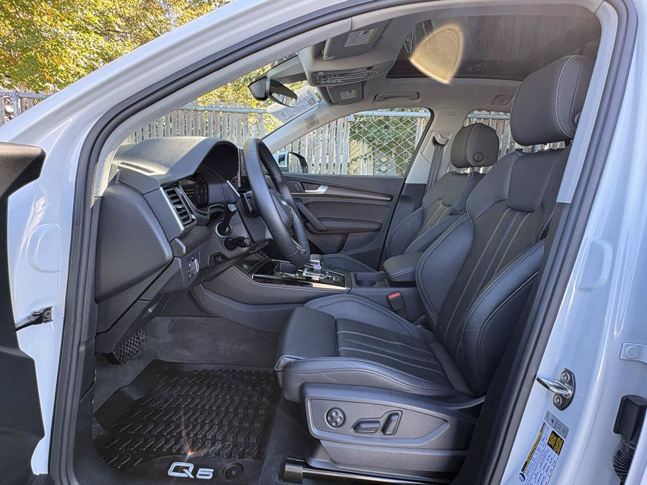 Used 2024 Audi Q5 e Premium Plus w/ Premium Plus Package AWD/4WD image 3