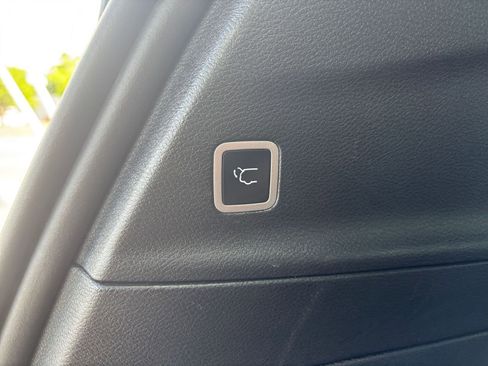 Used 2025 Chrysler Pacifica Limited FWD image 24
