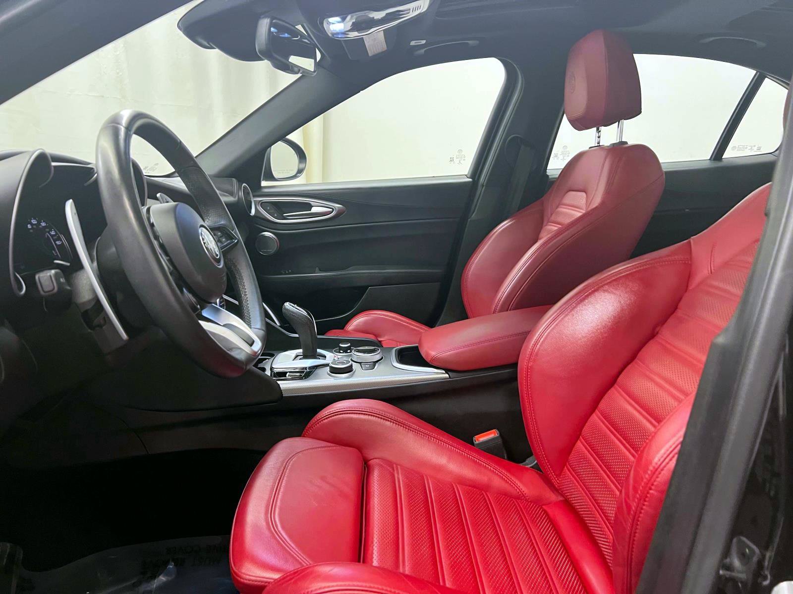 Used 2023 Alfa Romeo Giulia Veloce AWD/4WD image 15