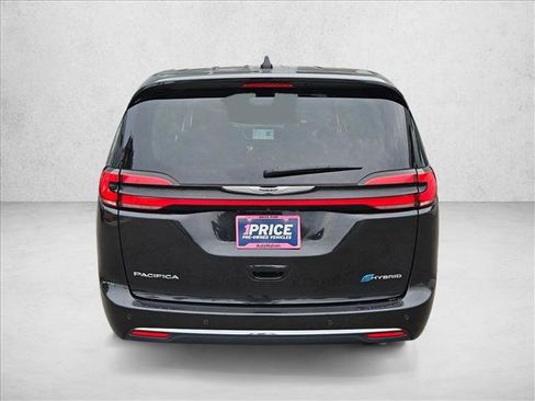Used 2024 Chrysler Pacifica Select image 7